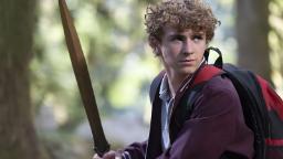 پرسی جکسون (Percy Jackson) با شمشیر در میان درختان جنگل