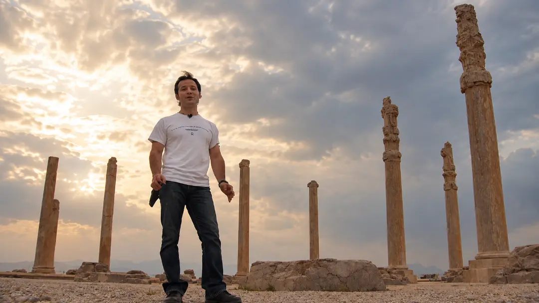 ستون‌های سنگی باستانی در محوطه تاریخی تخت‌جمشید (Persepolis) زیر آسمان ابری