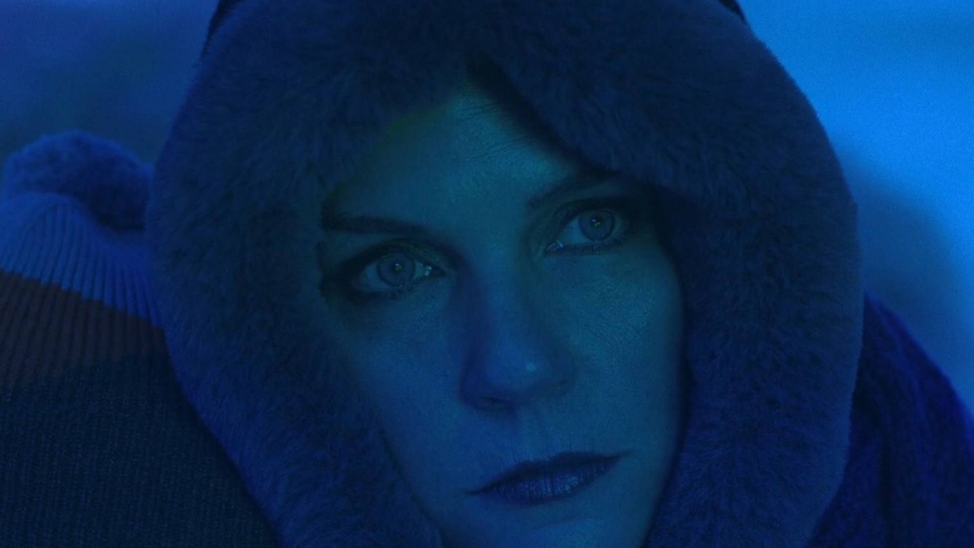 کارول شفق قطبی را نگاه می‌کند، سریال پلوریبوس