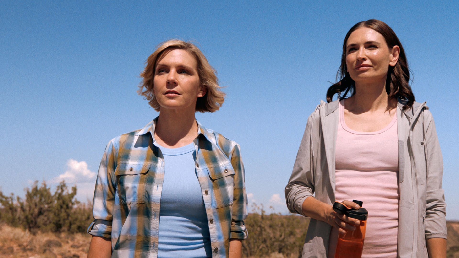 کارول و زوشا عبورِ قطار را تماشا می‌کنند، سریال پلوریبوس