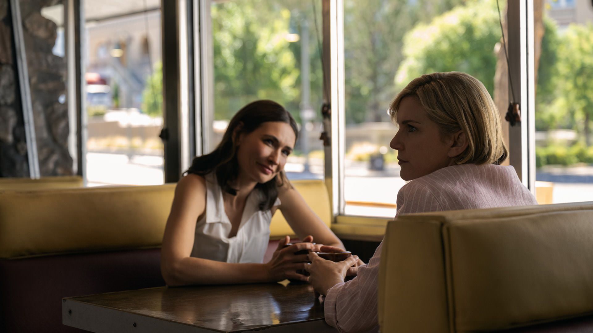 کارول و زوشا در غذاخوری، سریال پلوریبوس