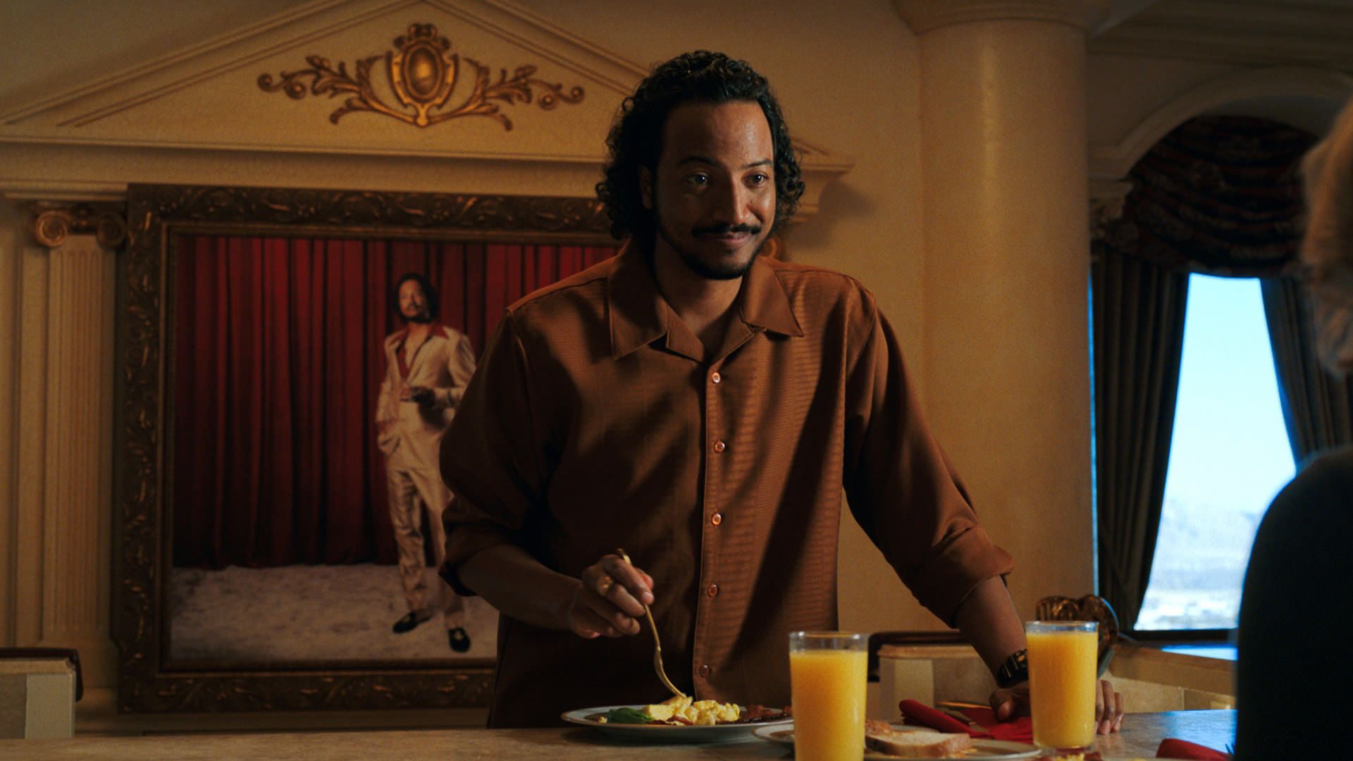 کومبا دیاباته در هتل اِلویس پرسلی، سریال پلوریبوس