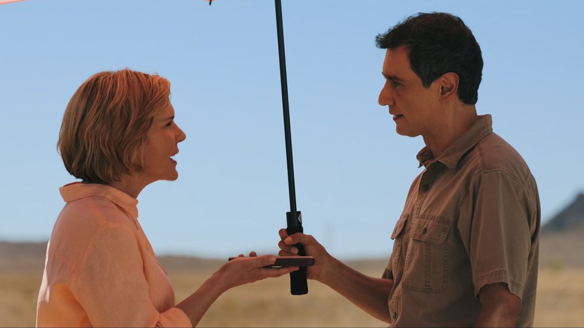 تلفن حرف‌های کارول را ترجمه می‌کند، سریال پلوریبوس