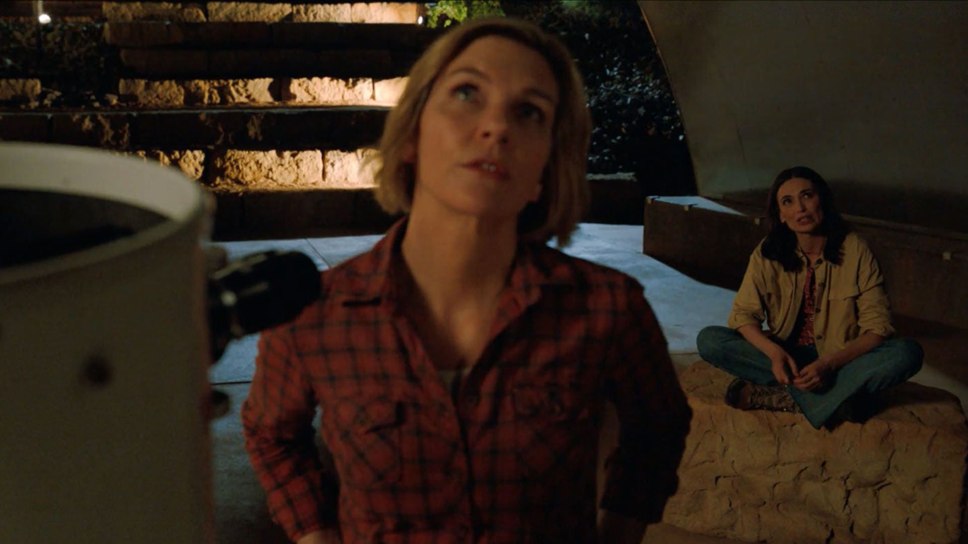 کارول و زوشا ستاره‌ها را تماشا می‌کنند، سریال پلوریبوس