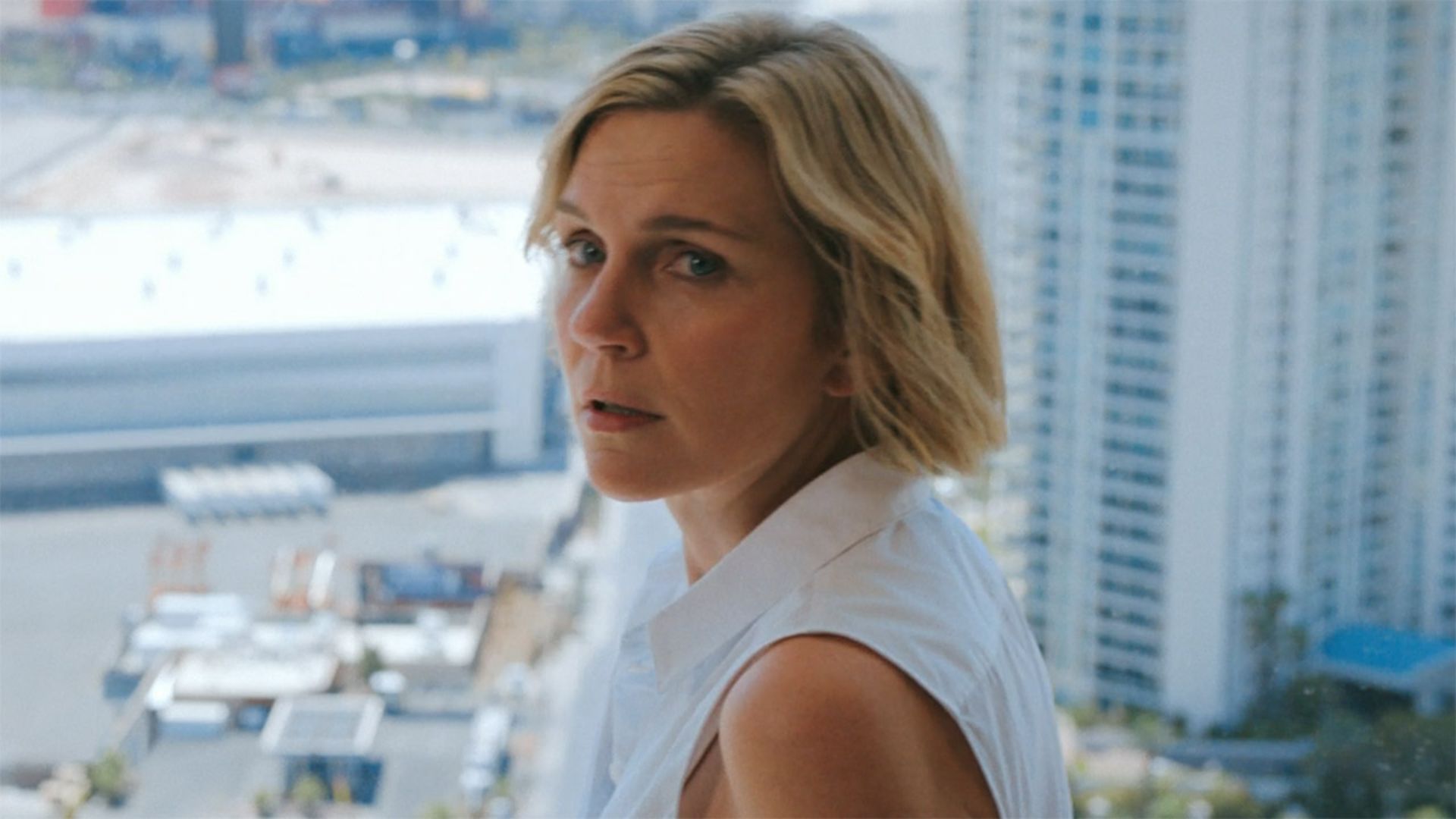 ری سیهورن در قسمت ششم سریال Pluribus از وینس گیلیگان