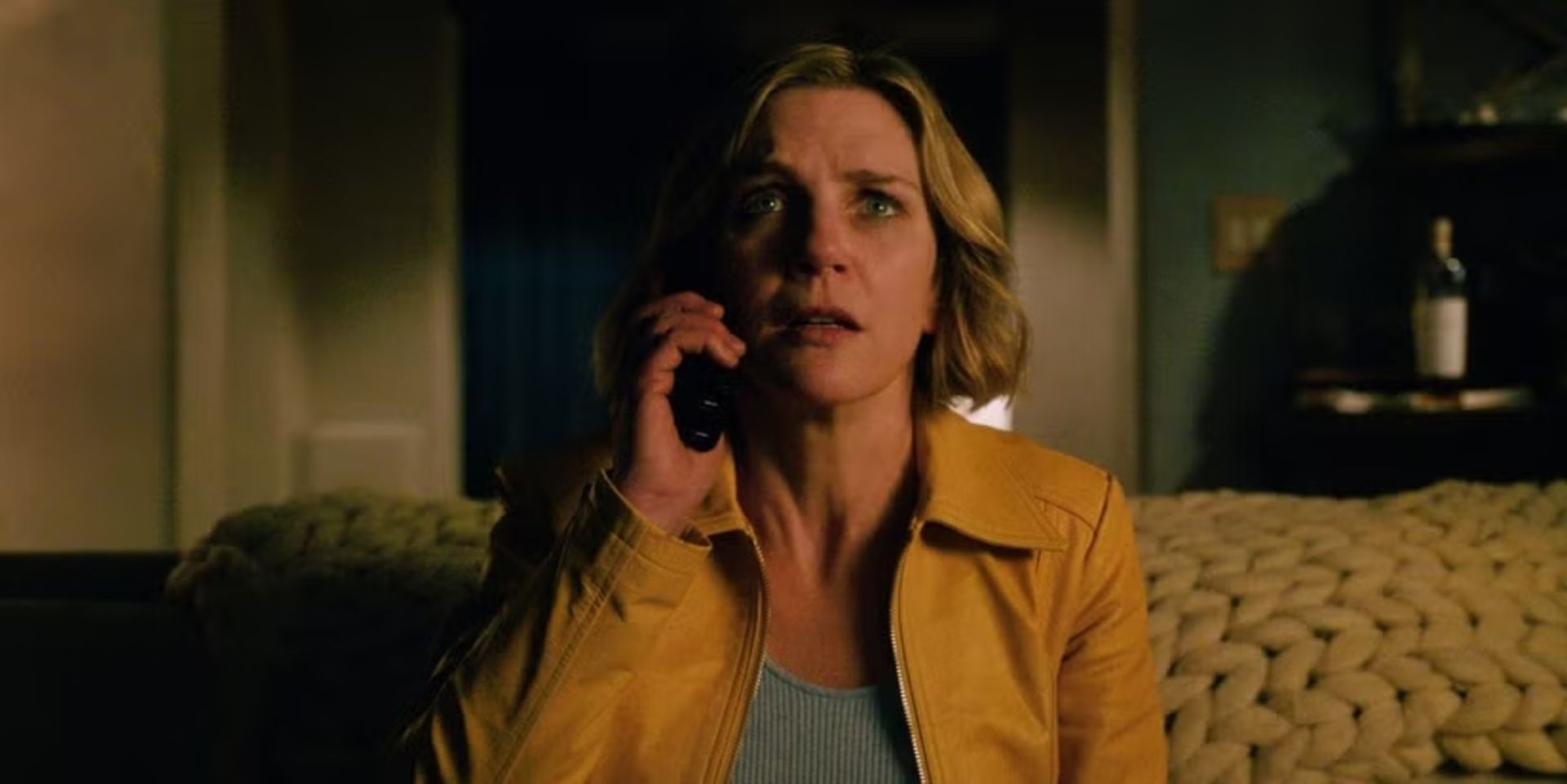 کارول در حال تماس تلفنی سریال پلوریبوس