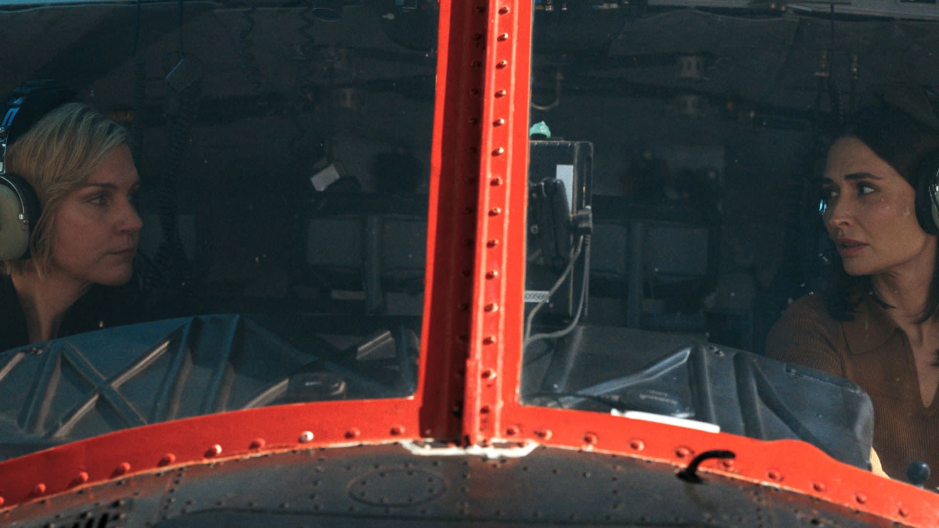 کارول و زوژا در قسمت نهم سریال Pluribus