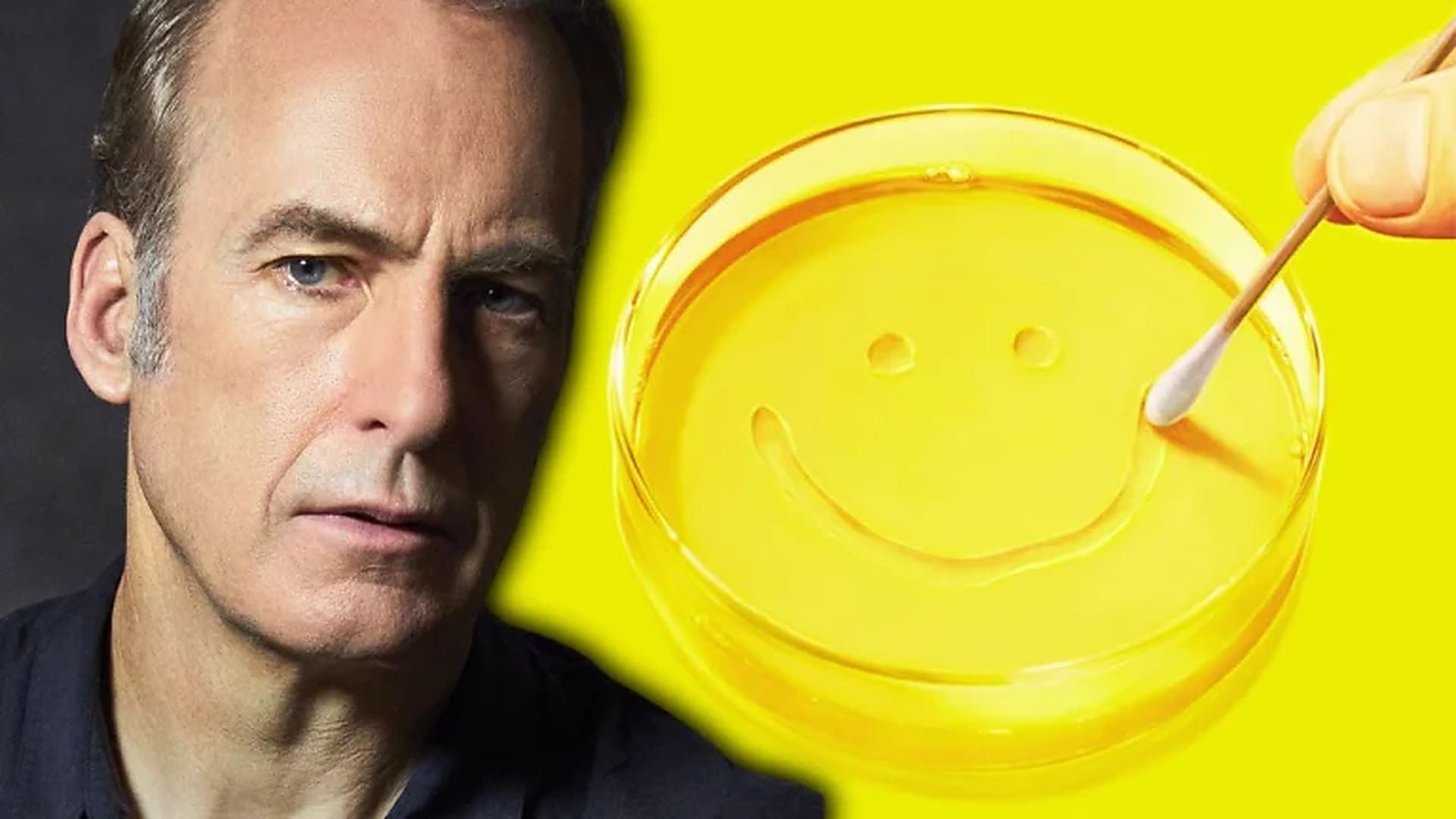 باب اودنکرک در کنار نماد سریال Pluribus