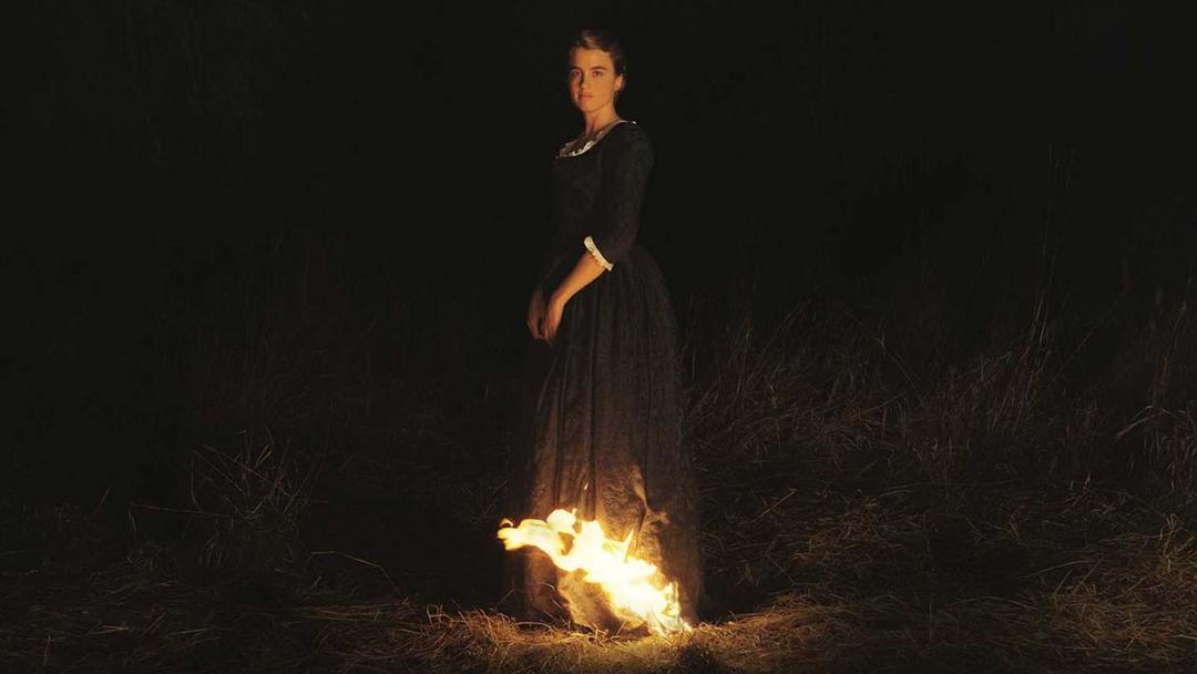 زنی با لباس سیاه بالای آتش در فیلم Portrait of a Lady on Fire