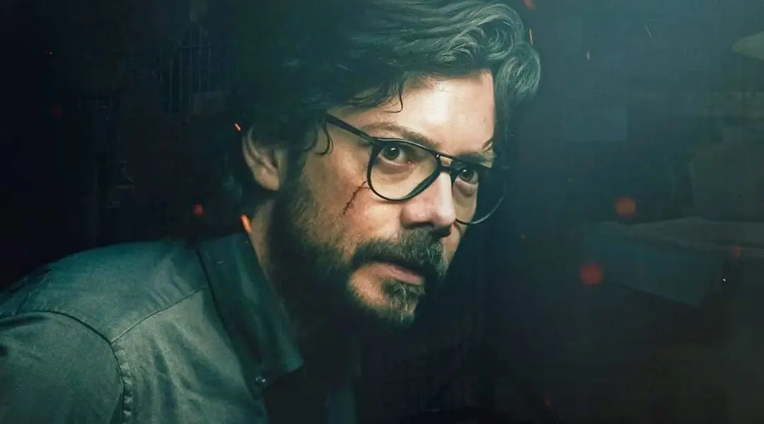 پروفسور (Sergio Marquina) با عینک در سریال خانه کاغذی (Money Heist)