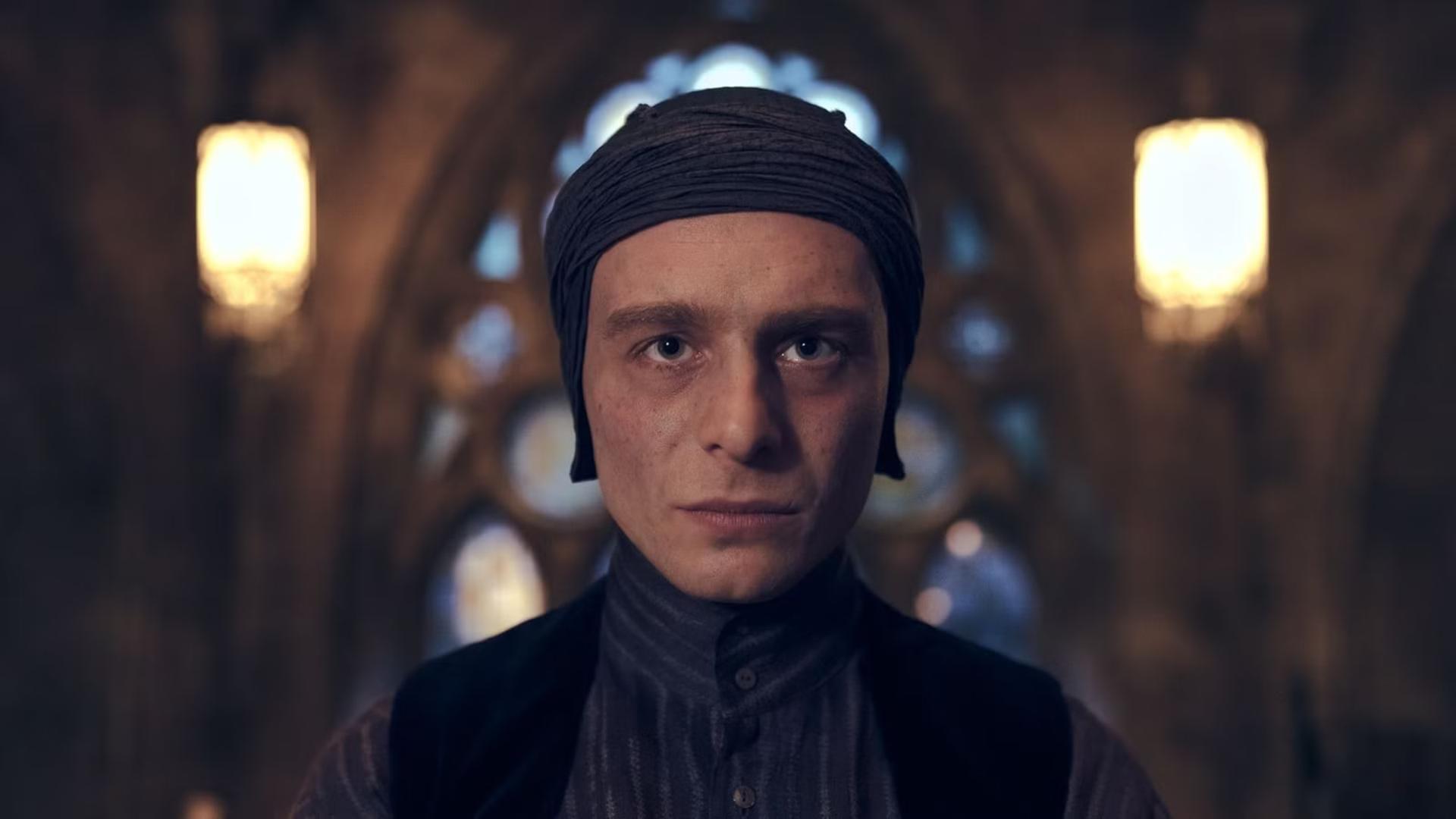 پروفسور کوییرل (Professor Quirrell) در صحنه‌ای از سریال جدید هری پاتر