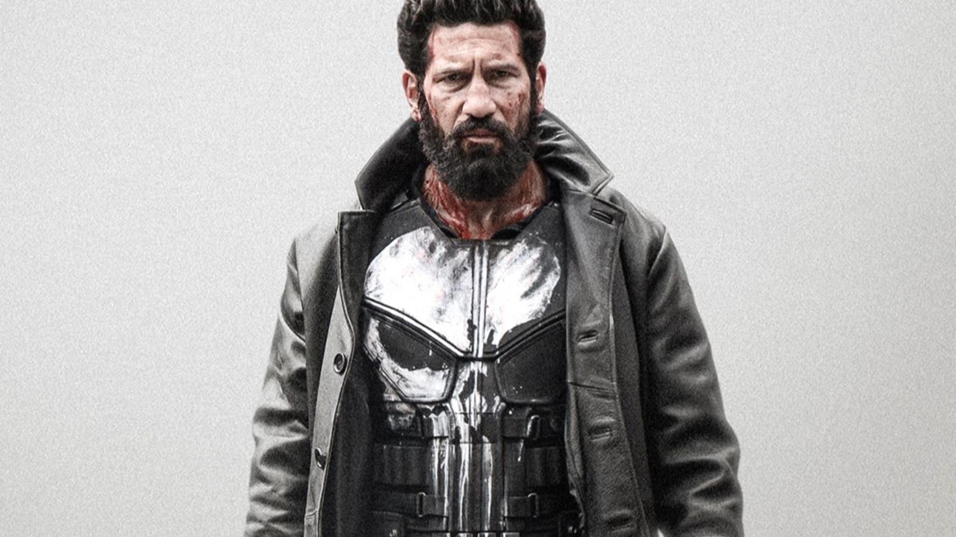 شخصیت پانیشر (Punisher) با لباس و نشان جمجمه در نمای نزدیک