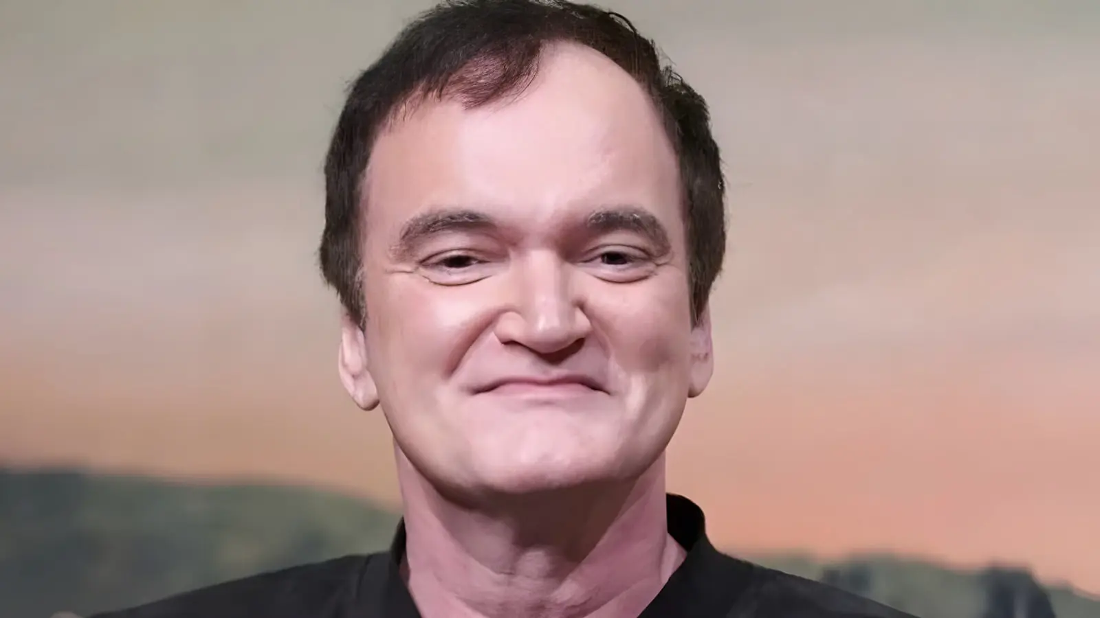 چهره کوئنتین تارانتینو (Quentin Tarantino) با پس‌زمینه‌ای از منظره طبیعی
