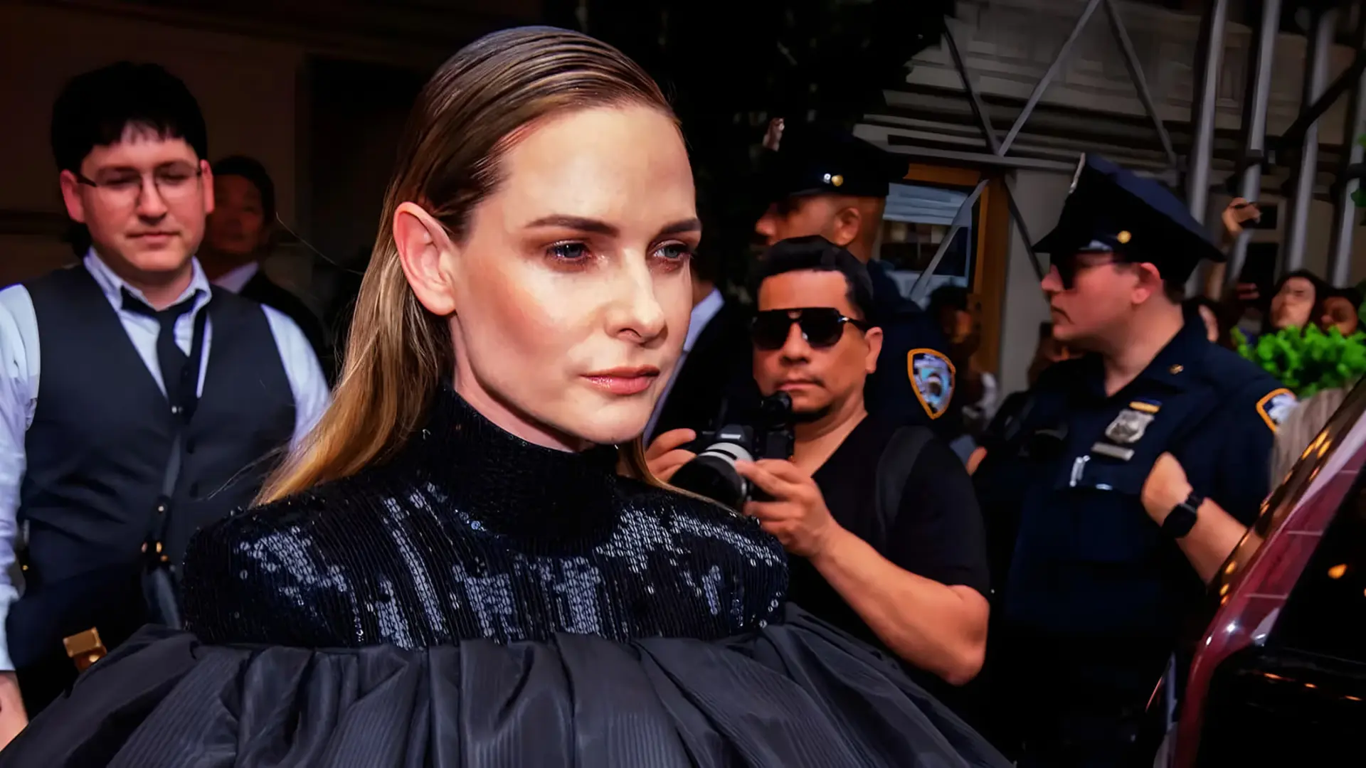 ربکا فرگوسن (Rebecca Ferguson) با لباس چرمی مشکی در مراسم بازگشت مک‌کوئین به لندن