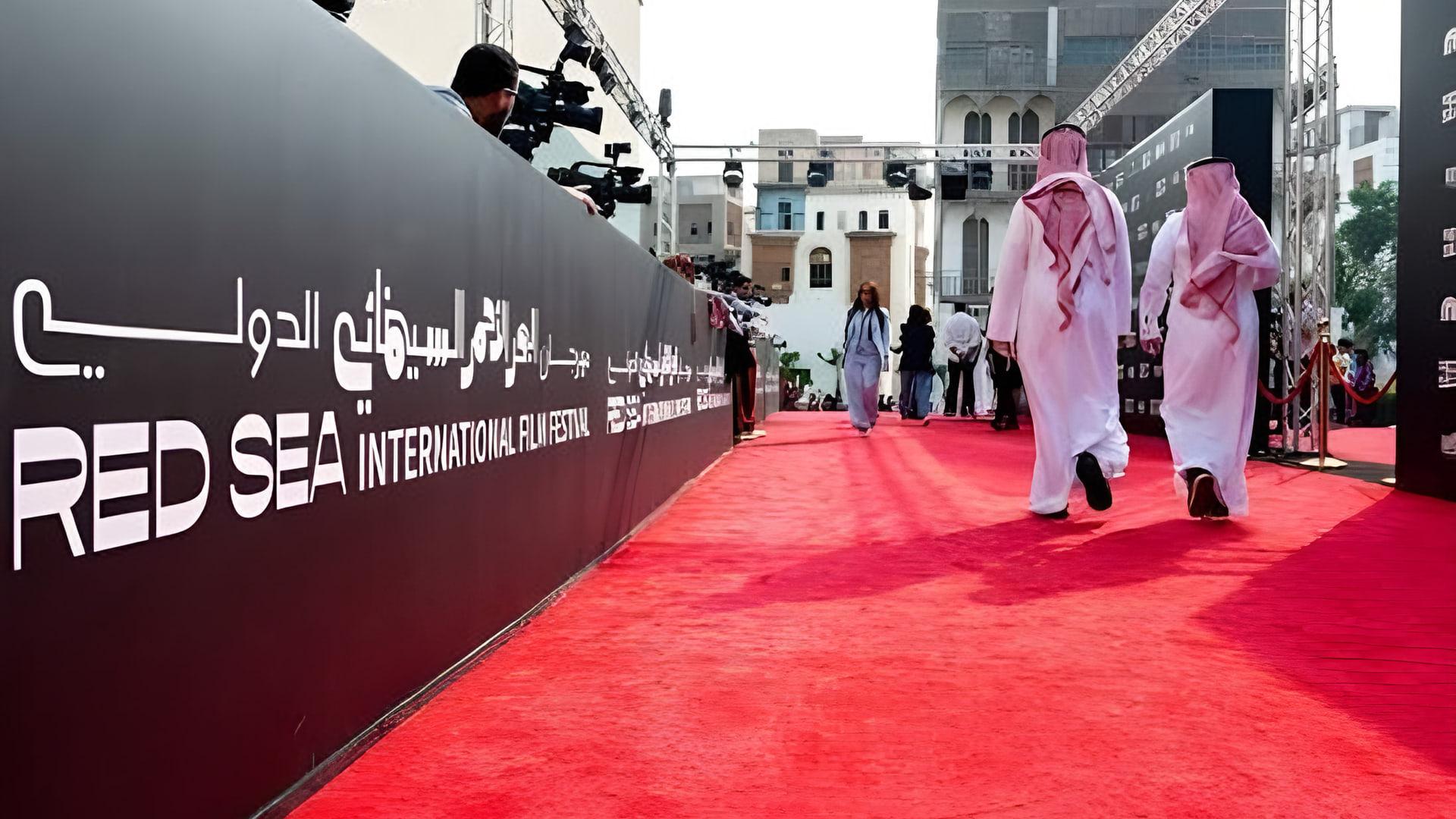 مردان با لباس سنتی عربی در حال حرکت روی فرش قرمز جشنواره فیلم رد سی (Red Sea International Film Festival)