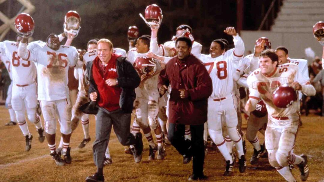 دنزل واشینگتون در حال دویدن با اعضای تیم در فیلم Remember the Titans