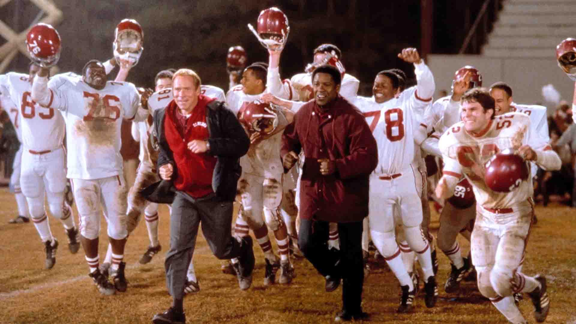 دنزل واشینگتون در حال دویدن با اعضای تیم در فیلم Remember the Titans
