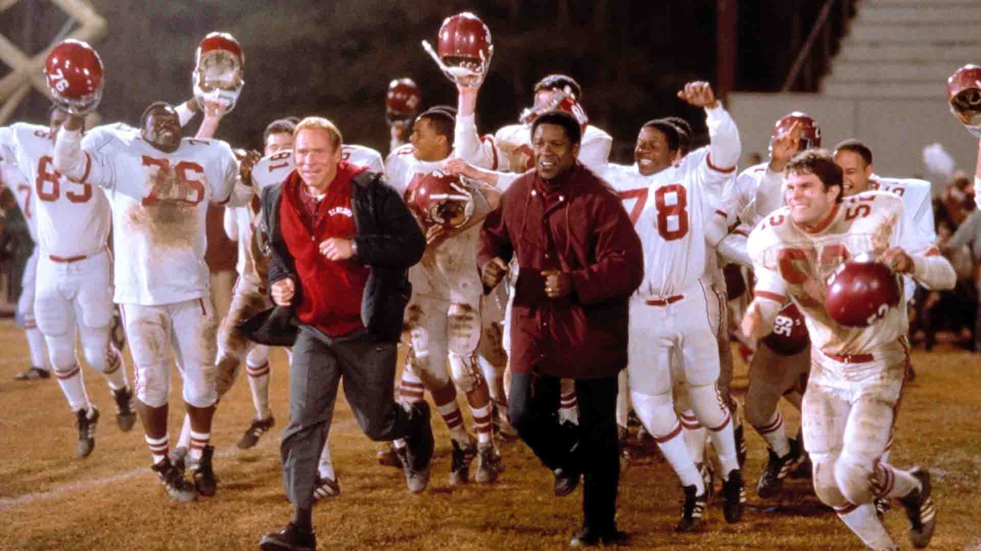 دنزل واشینگتون در حال دویدن با اعضای تیم در فیلم Remember the Titans
