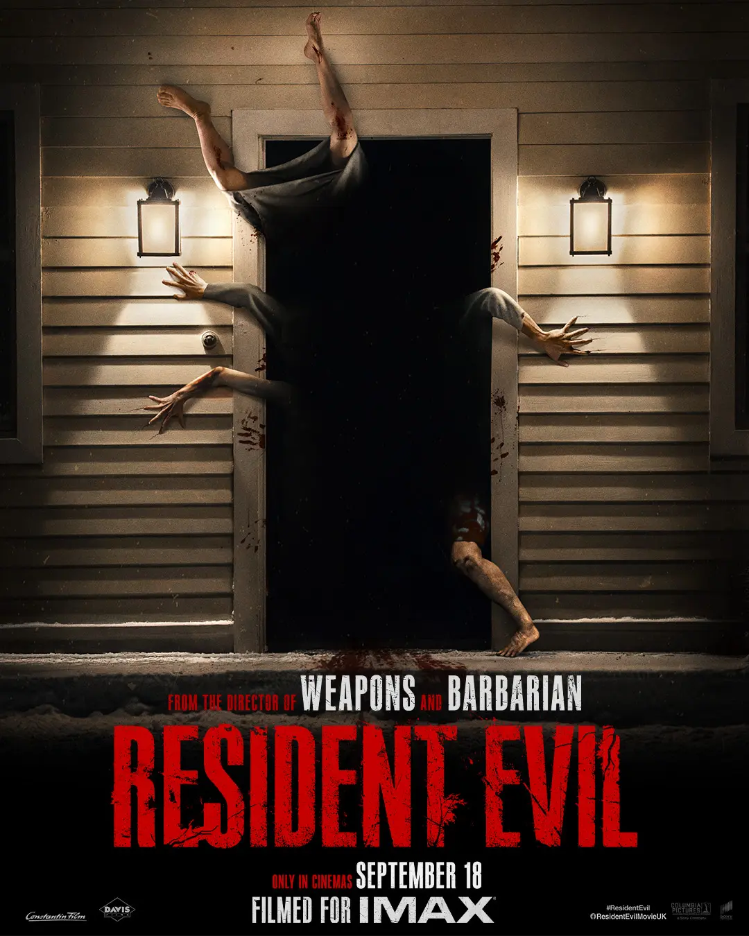 پوستر فیلم ترسناک رزیدنت ایول (Resident Evil) با نمایی از دست‌ها و پاهای موجودات از درِ یک خانه