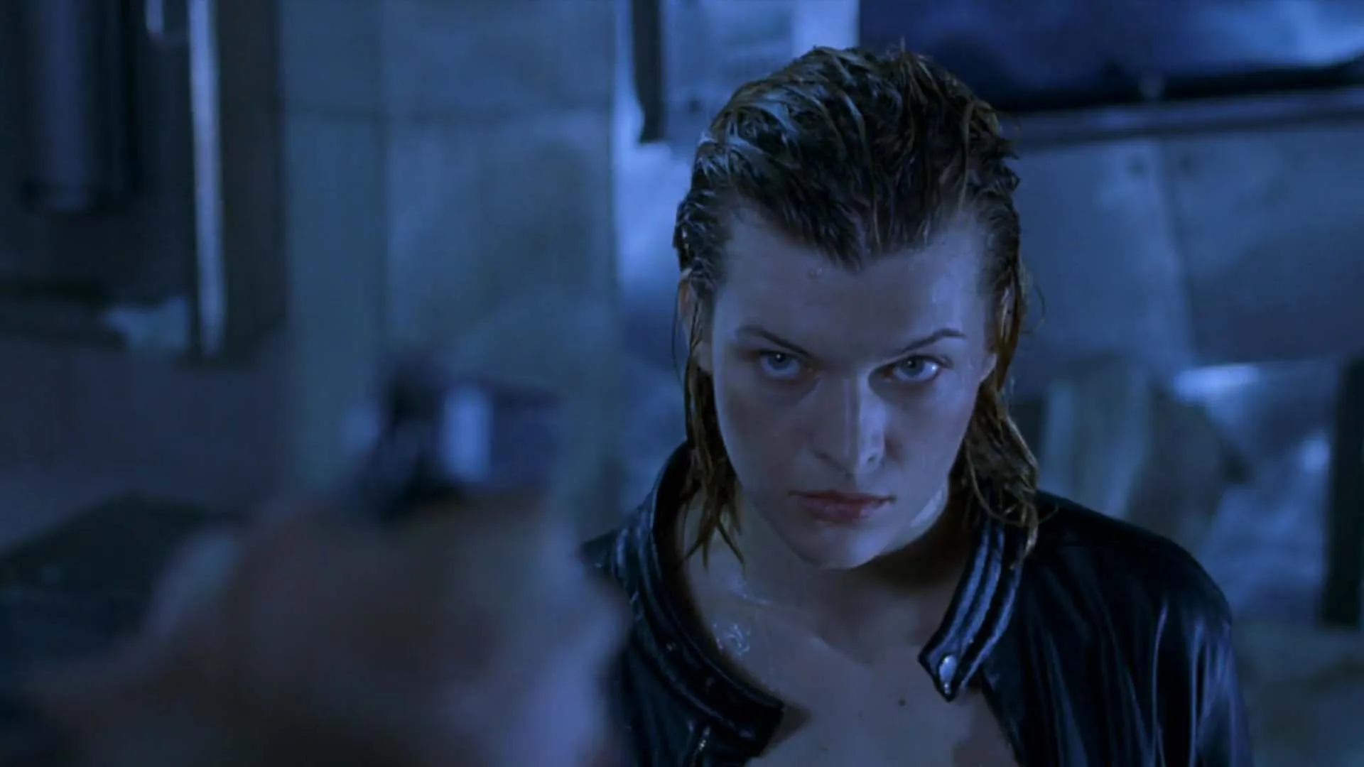 شخصیت اصلی فیلم Resident Evil مقابل اسلحه 