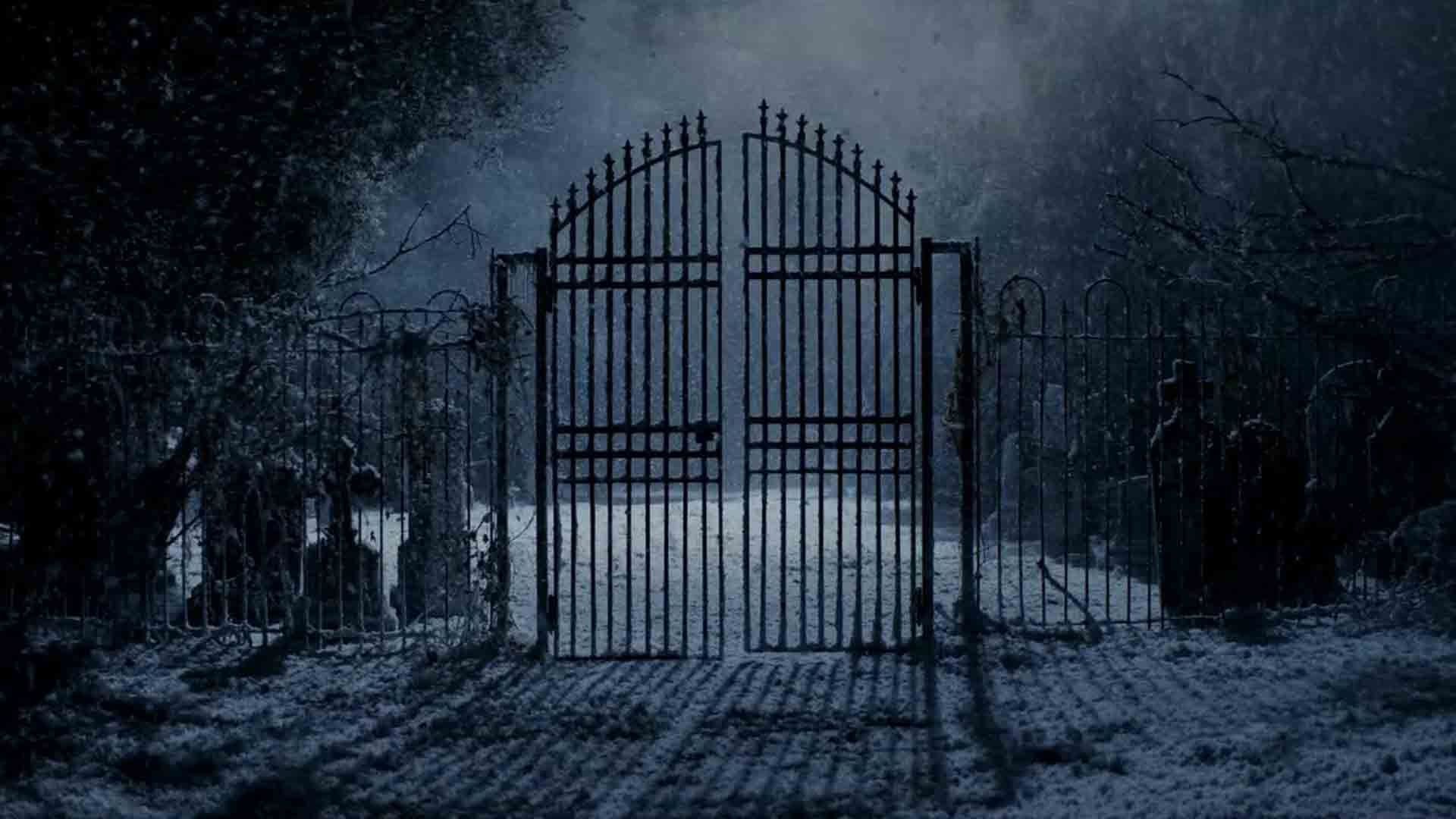 نمایی از یک گیت فلزی در شب در فیلم Return of the Living Dead