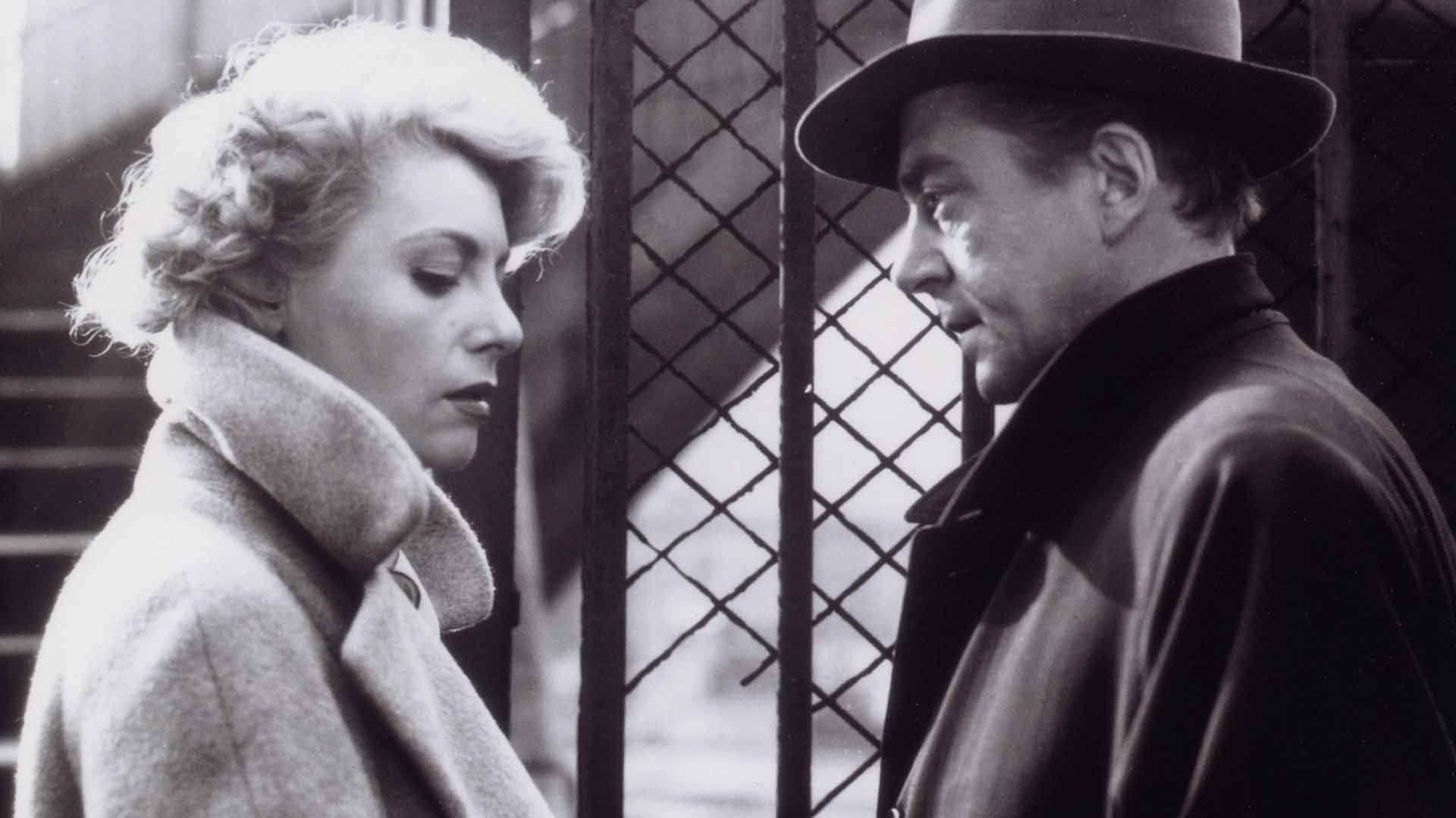 دو بازیگر اصلی فیلم Rififi در حال صحبت کردن