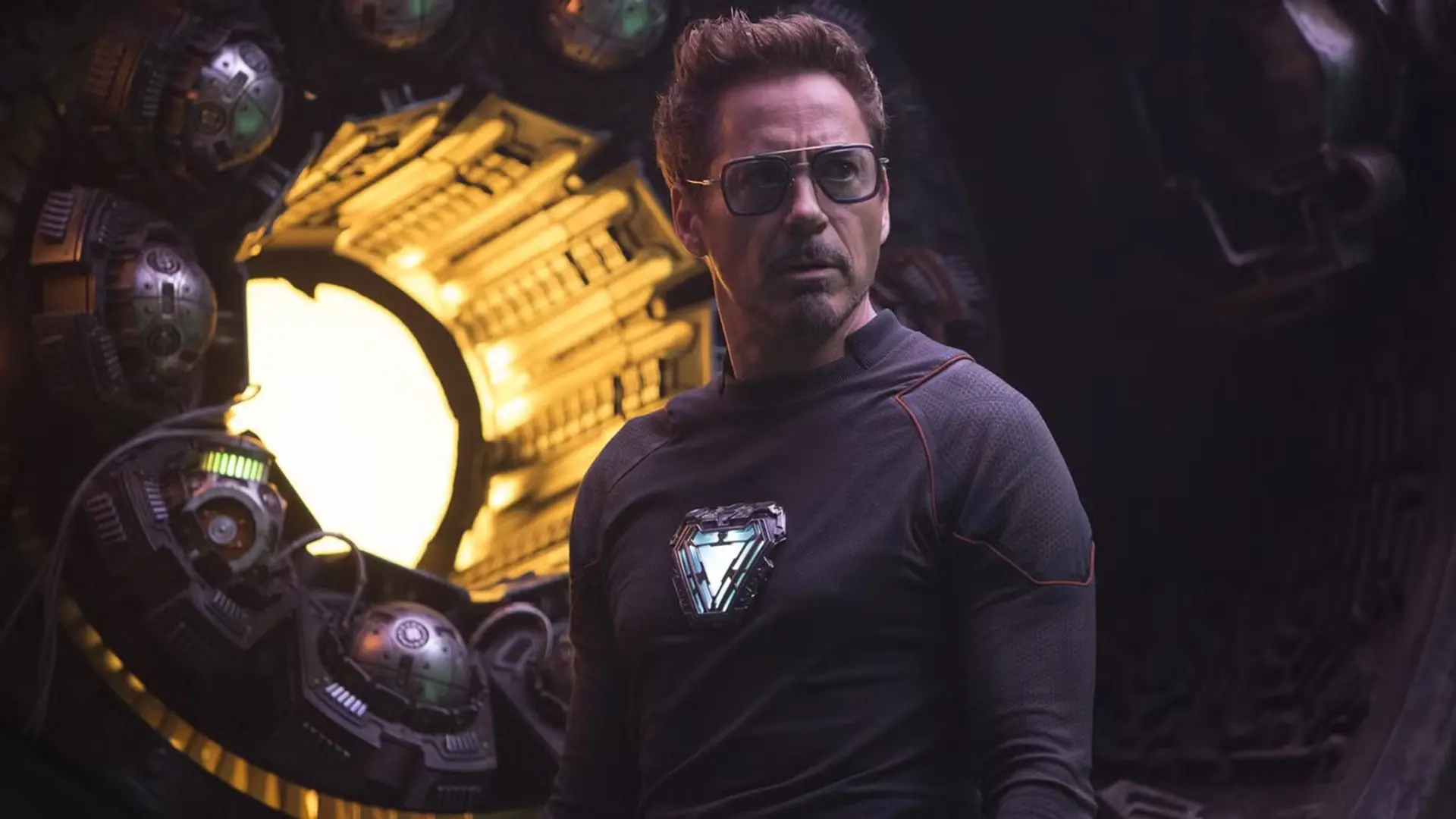 تونی استارک (Tony Stark) با لباس سیاه و آرکی ریاکتور در محیط فیلم انتقام‌جویان