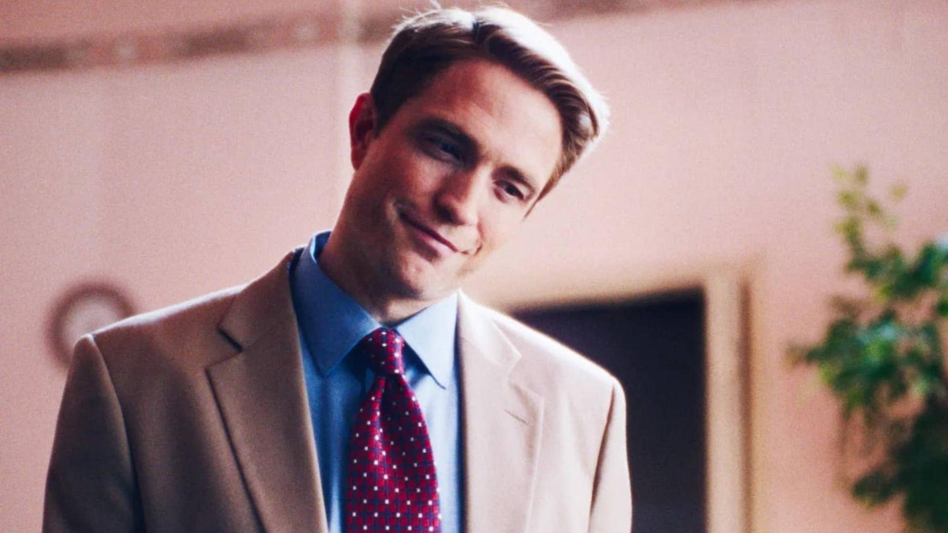 رابرت پتینسون (Robert Pattinson) با کت و پیراهن آبی در یک محیط داخلی