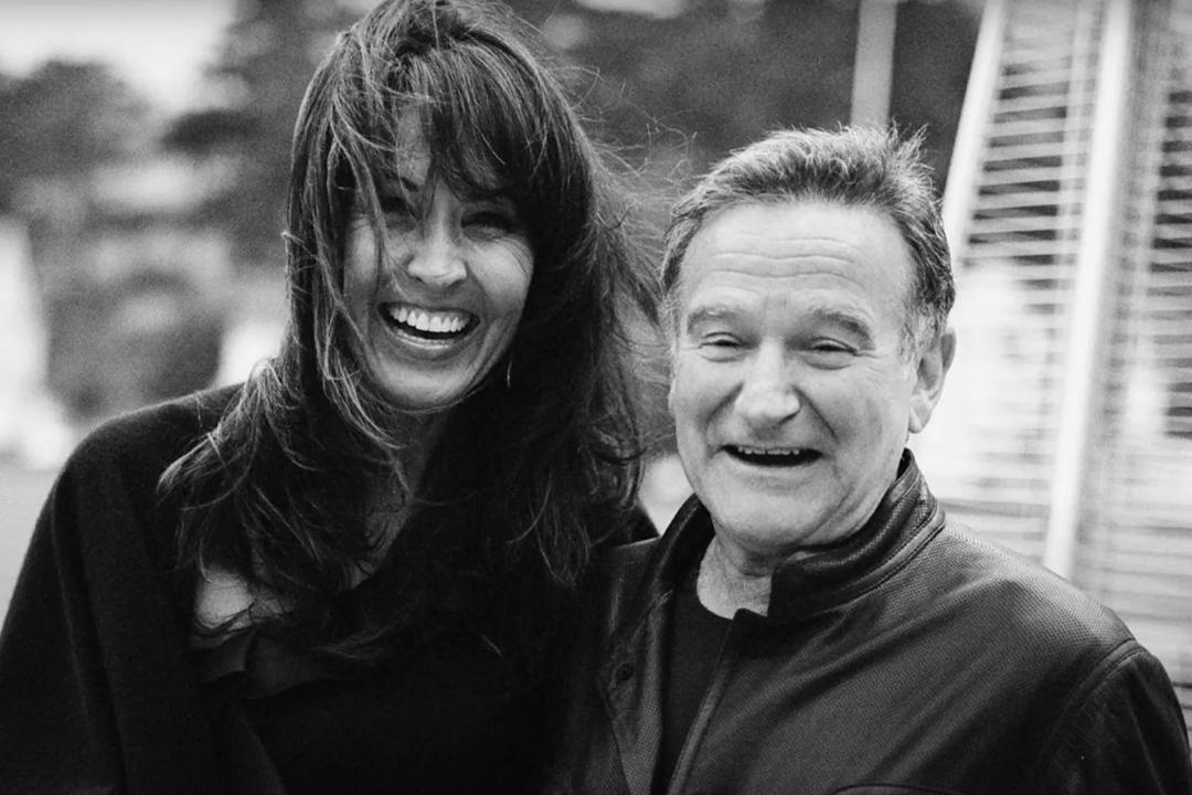 رابین ویلیامز (Robin Williams) در کنار همسرش در یک فضای باز