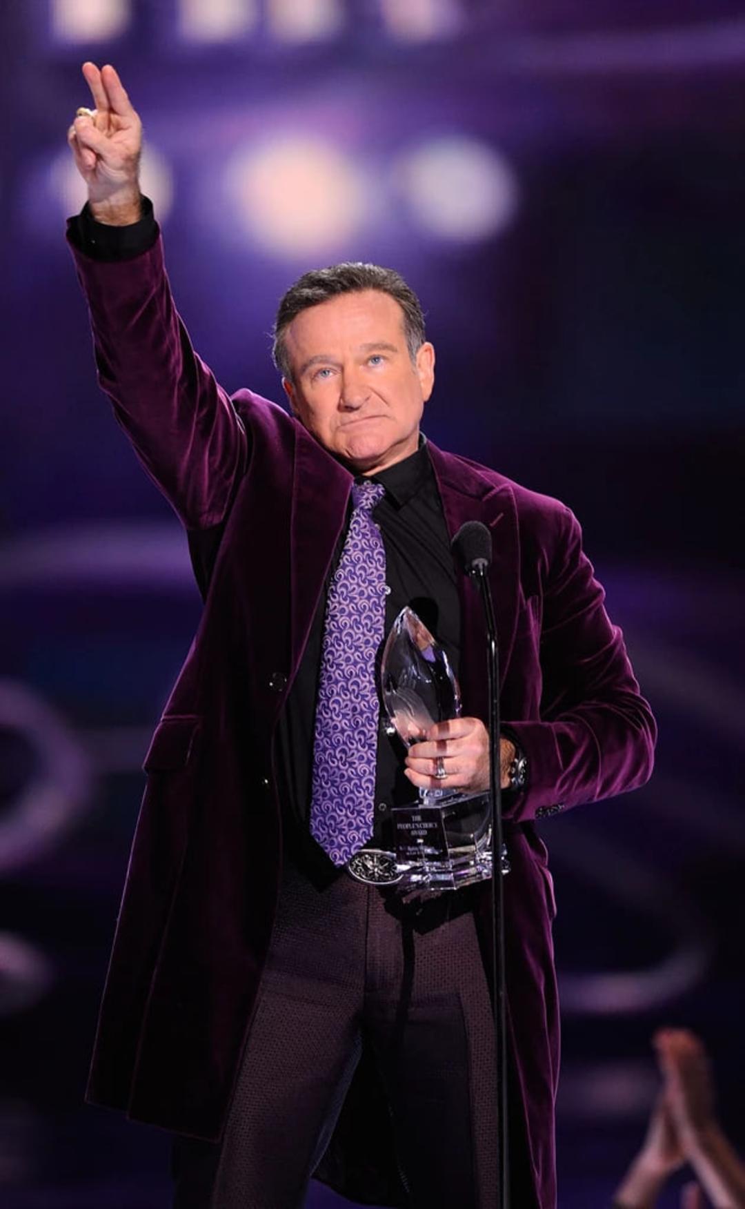 رابین ویلیامز (Robin Williams) در حال گرفتن جایزه در مراسم اهدای جوایز