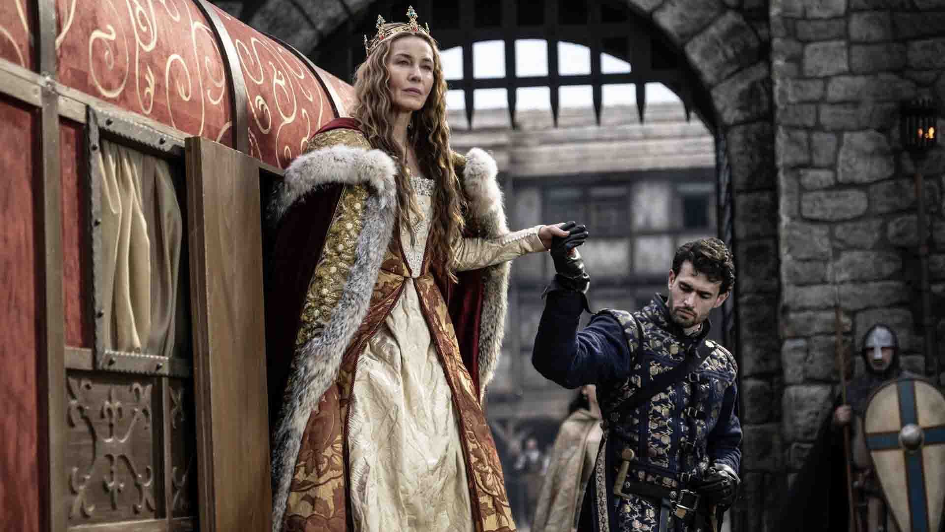 ملکه النور در حال پیاده شدن از کالسکه در سریال Robin Hood