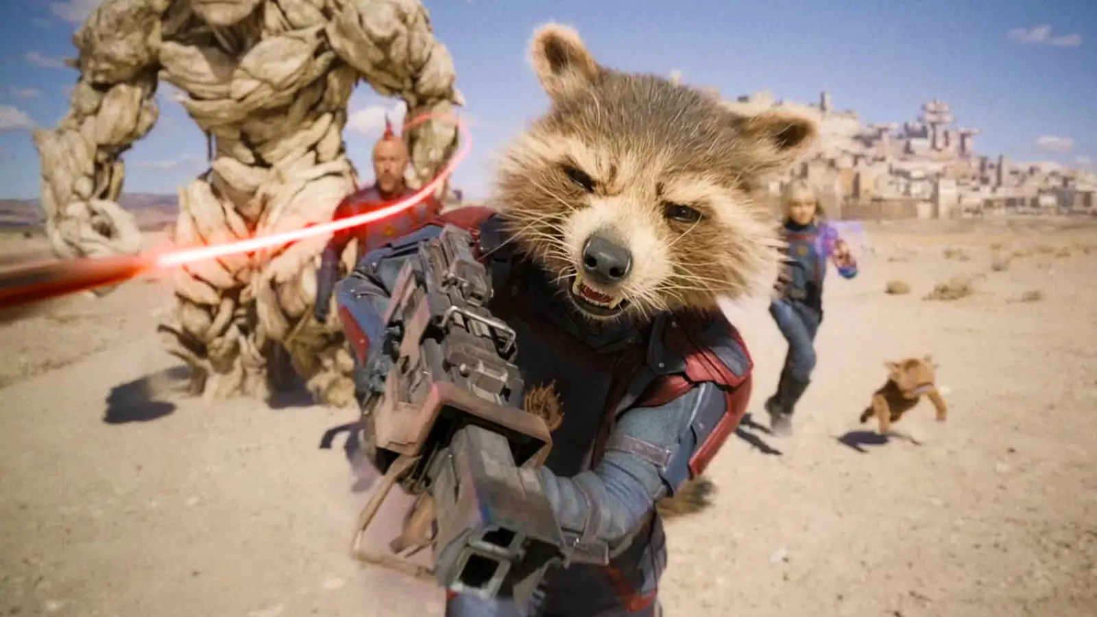 راکت راکون (Rocket Raccoon) با تفنگ در حال مبارزه در فیلم نگهبانان کهکشان