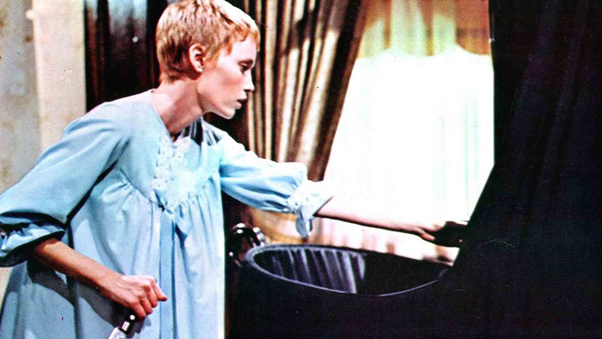 میا فارو با یک چاقو پشت پنجره در فیلم Rosemary’s Baby