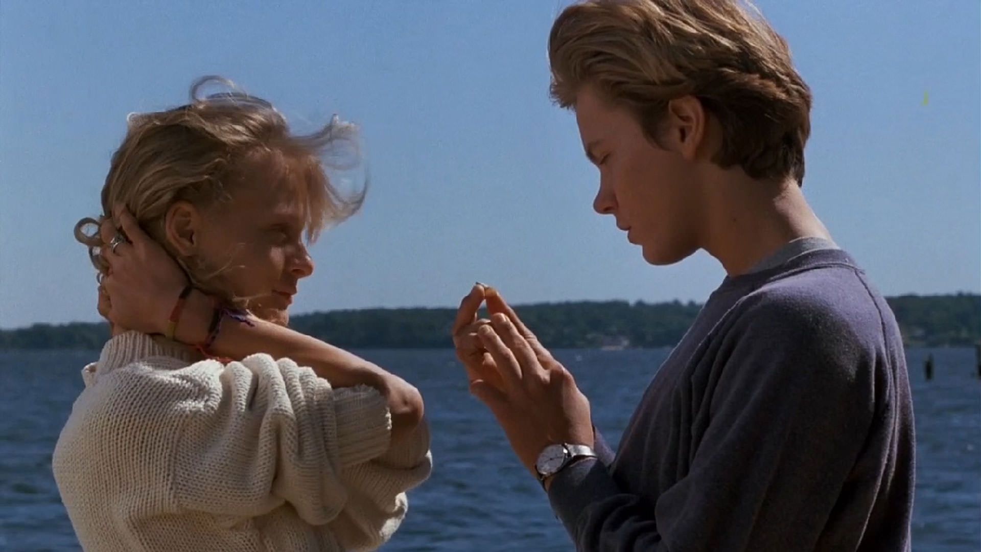 ریور فینیکس ایستاده مقابل دریا و مارتا پلیمپتون در نمایی از فیلم از نفس افتاده سیدنی لومت