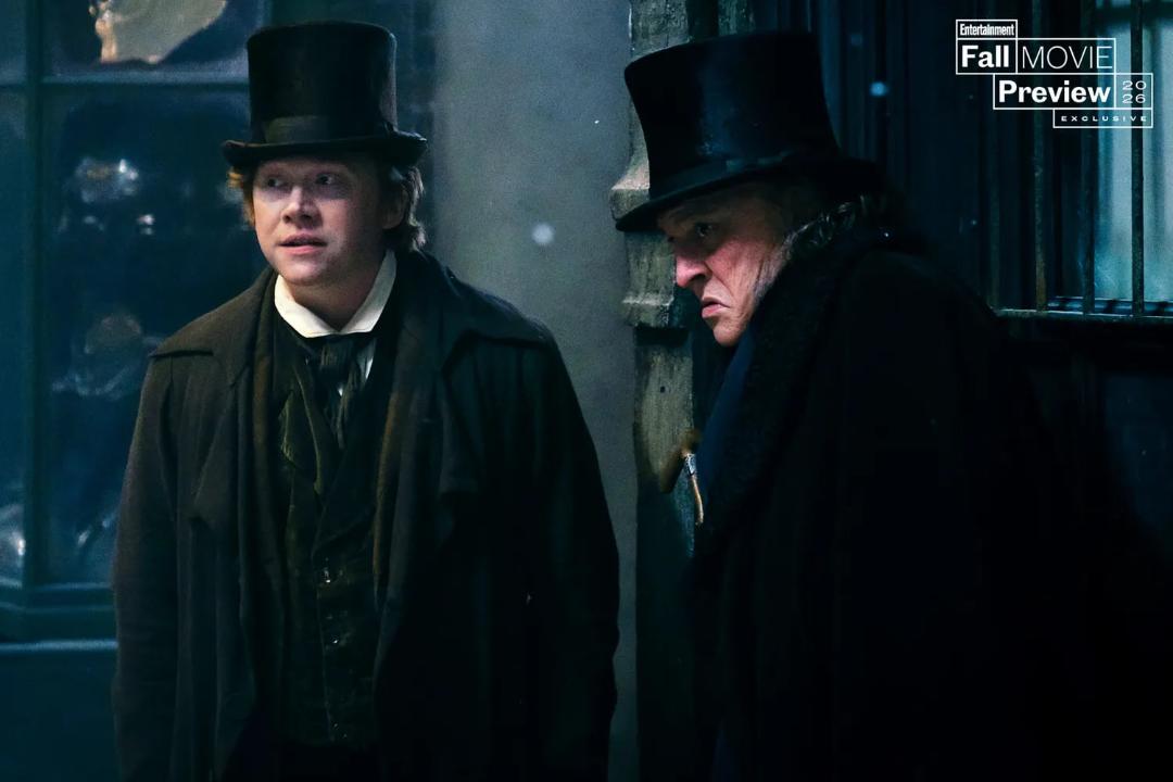 جانی دپ (Johnny Depp) و روپرت گرینت (Rupert Grint) با لباس‌های کلاسیک در فیلم Ebenezer