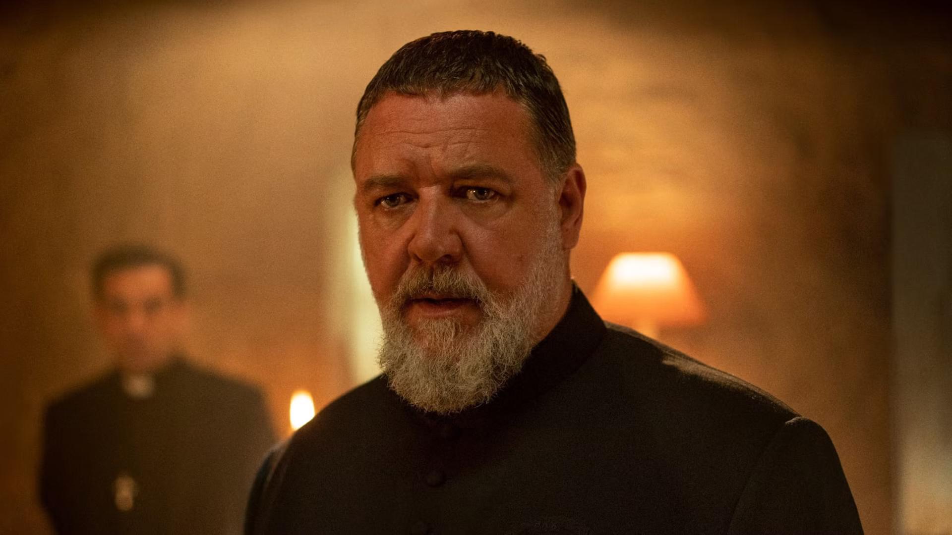 راسل کرو (Russell Crowe) در نقش گابریله آمورت در فیلم جن‌گیر پاپ