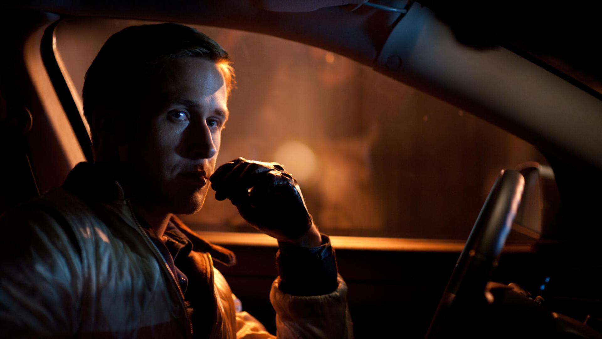 رایان گاسلینگ (Ryan Gosling) در حالی که پشت فرمان خودرو نشسته است