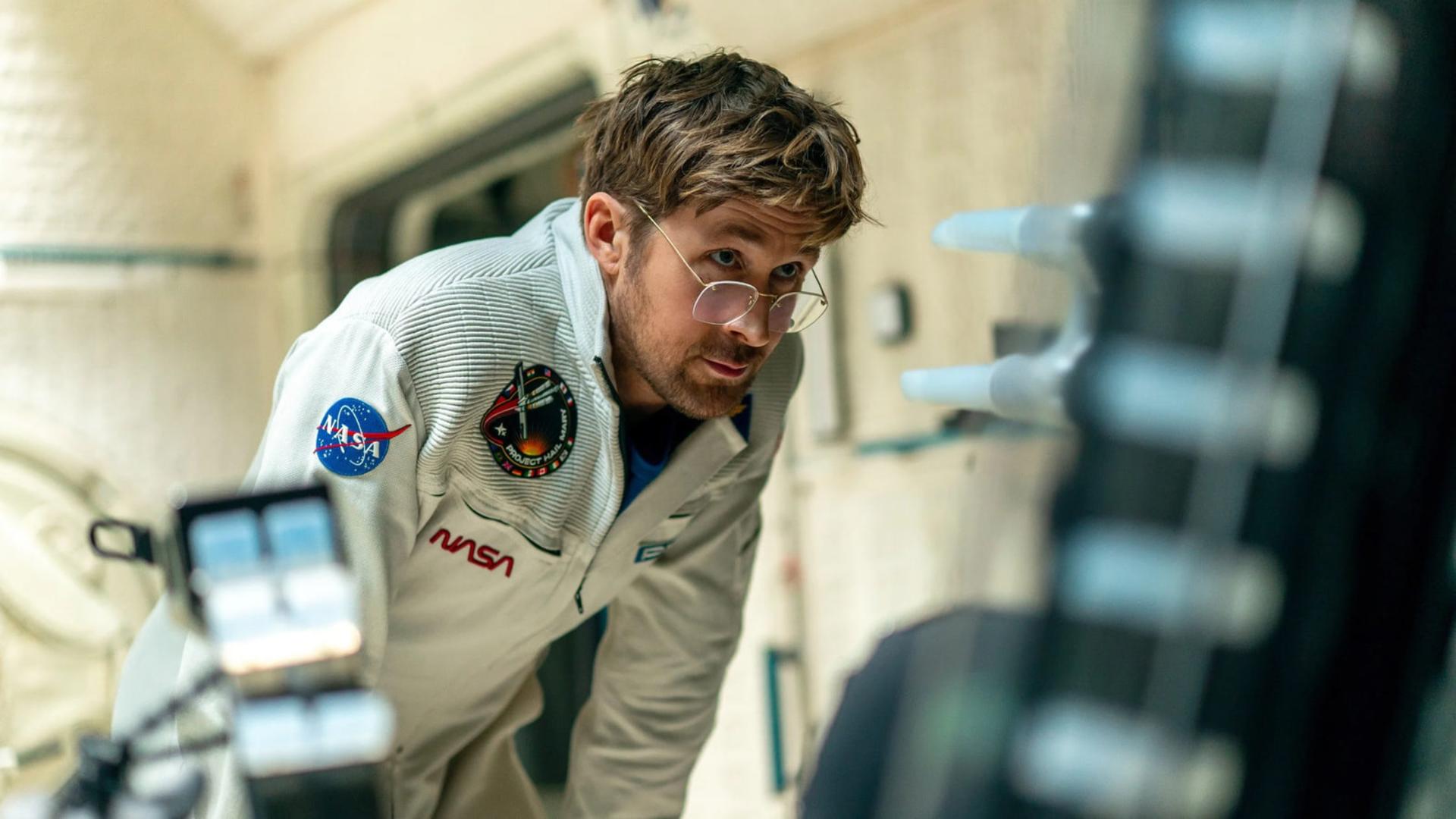 رایان گاسلینگ (Ryan Gosling) با لباس ناسا در صحنه فیلم پروژه هیل مری