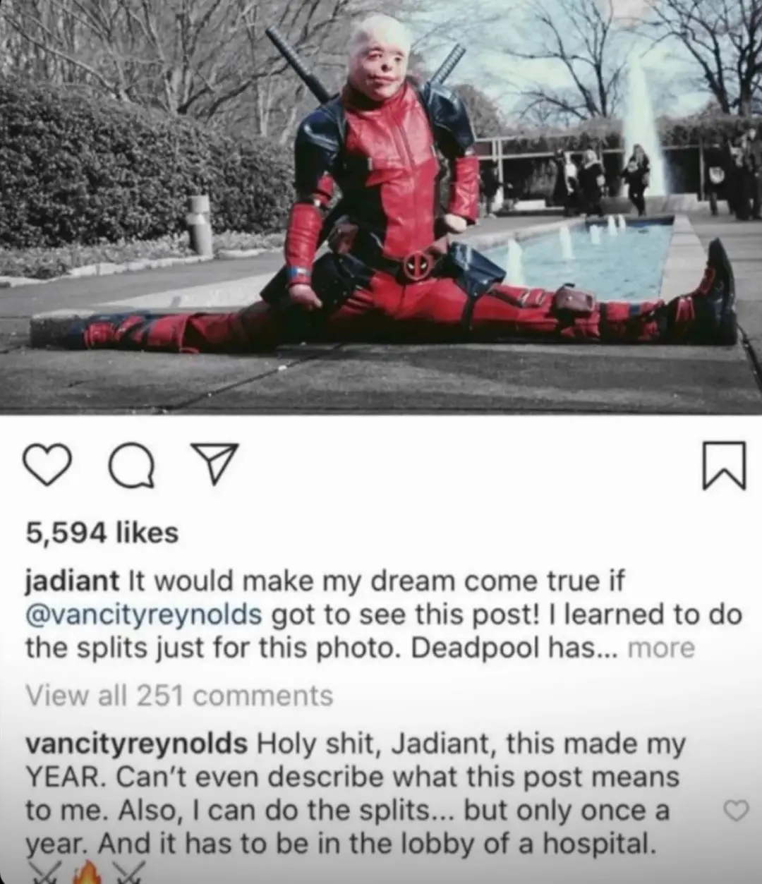 شخصی با لباس ددپول (Deadpool) در حالت شکاف پا در فضای باز