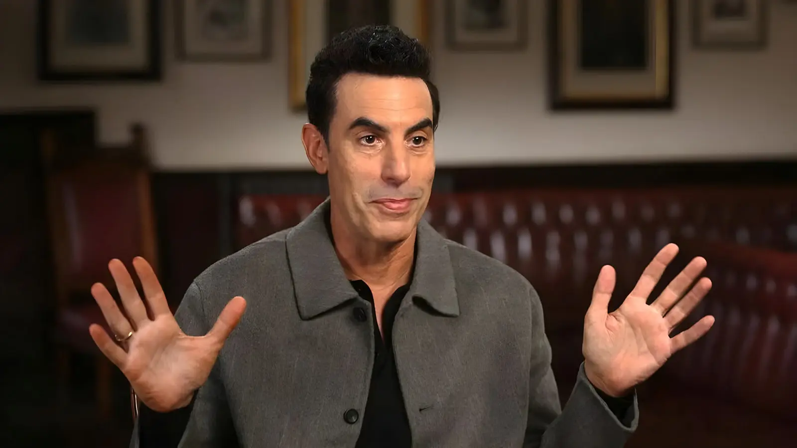ساشا بارون کوهن (Sacha Baron Cohen) در حال صحبت در مصاحبه