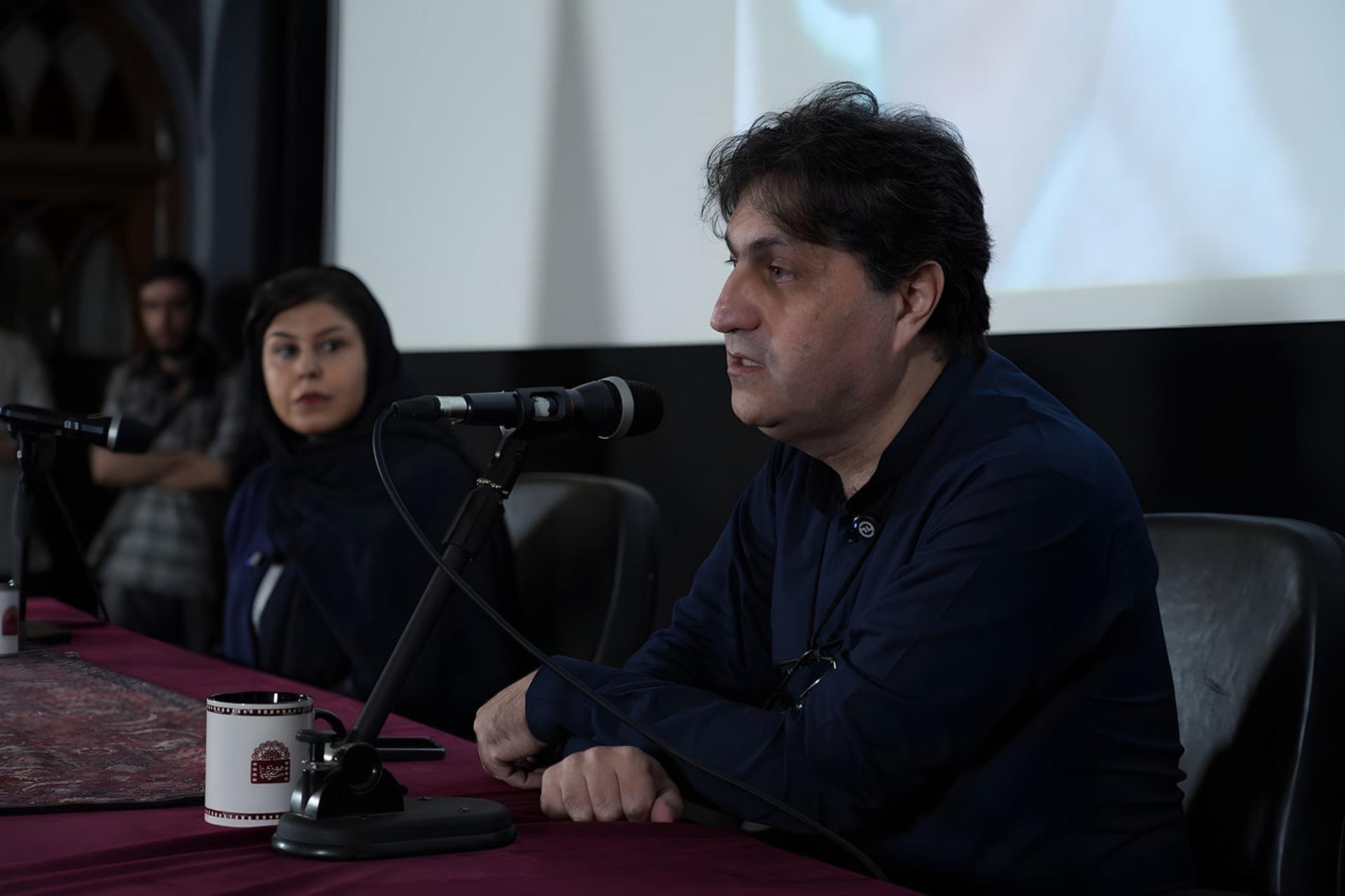 سعید عقیقی (Saeid Aghighi) پشت میکروفون در یک نشست خبری