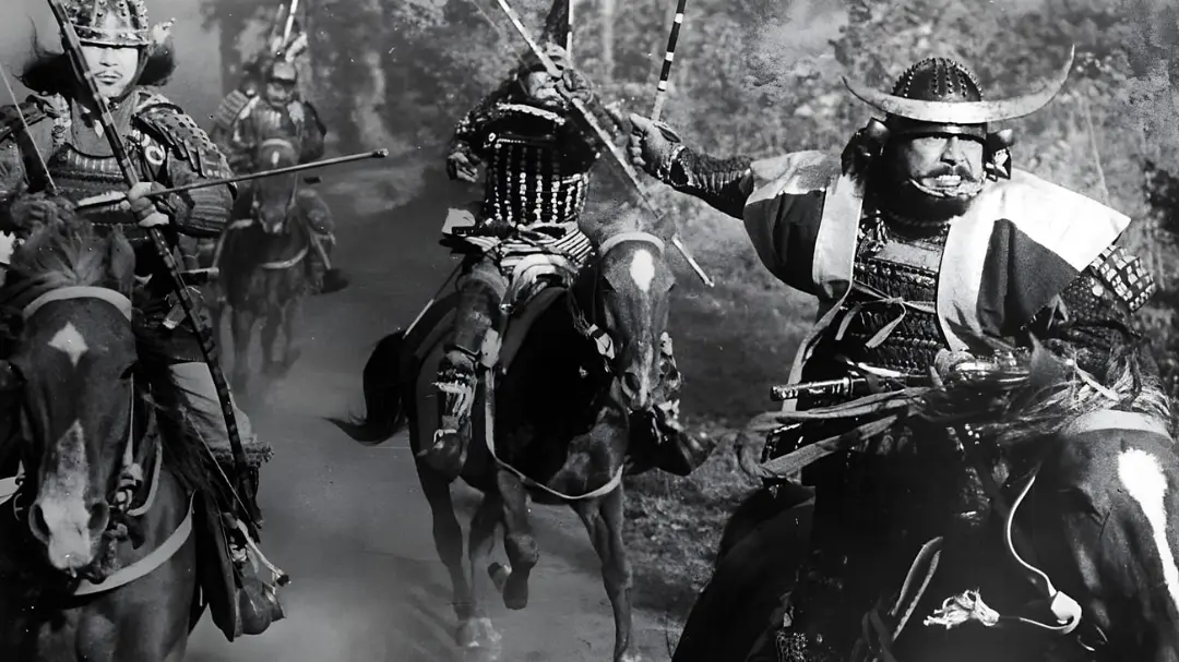 سواران سامورایی (Samurai) با زره‌های سنتی و شمشیر در حال تاخت بر اسب
