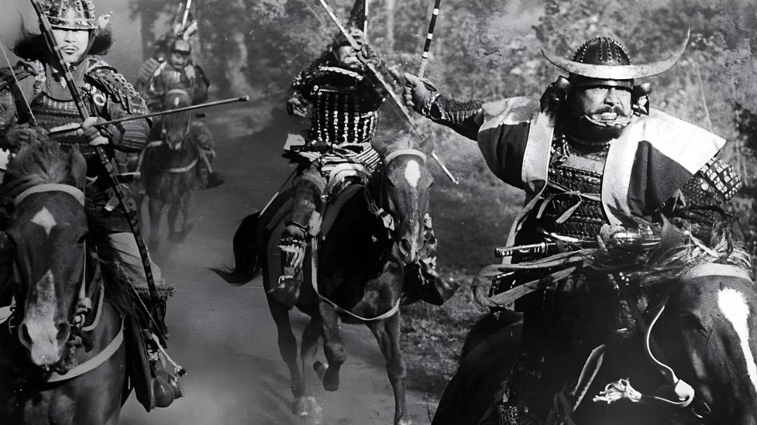 سواران سامورایی (Samurai) با زره‌های سنتی و شمشیر در حال تاخت بر اسب