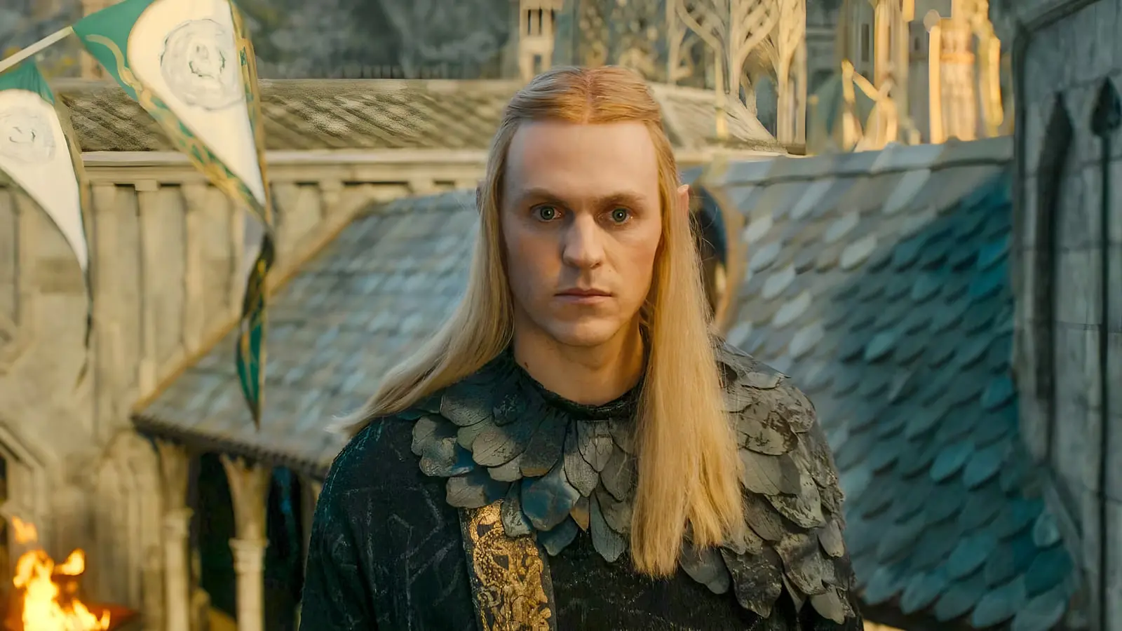 سائورون (Sauron) با موهای بلند و لباس تیره در محیط باراددور
