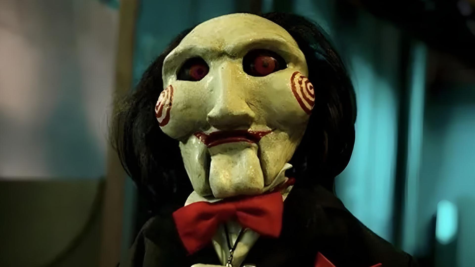 ماسک عروسک بیلی (Billy the Puppet) با چشم‌های قرمز و خطوط قرمز روی گونه‌ها