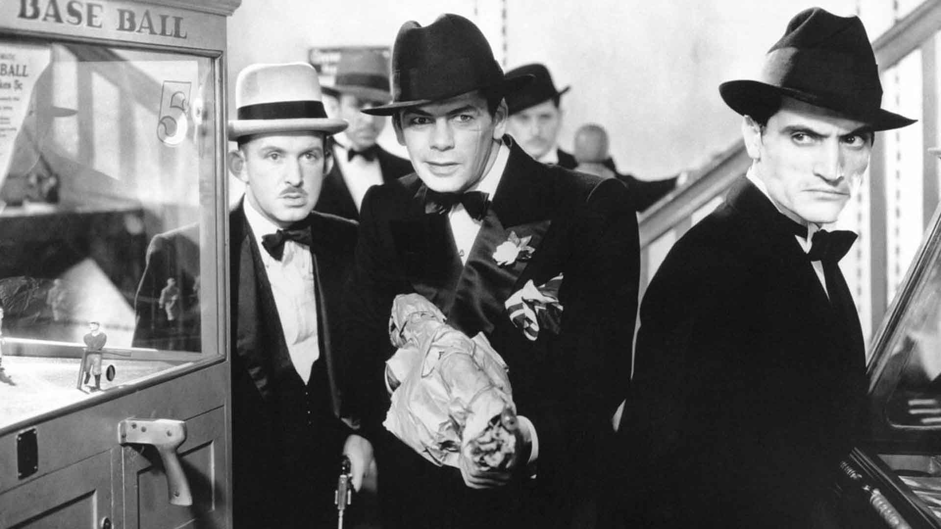 تونی کامونته و دوستان خود در فیلم Scarface 1932