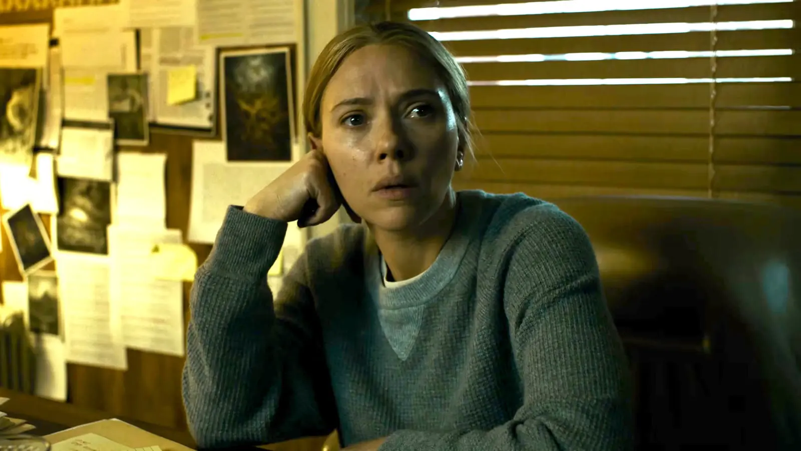 اسکارلت جوهانسون (Scarlett Johansson) با چهره‌ای مضطرب پشت میز کار نشسته است