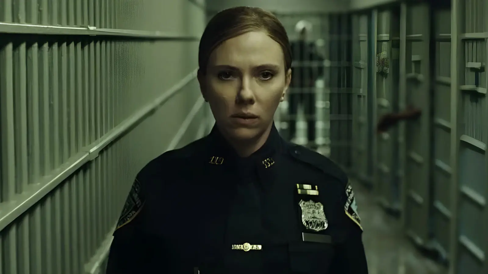 اسکارلت جوهانسون (Scarlett Johansson) با لباس فرم پلیس در راهروی زندان