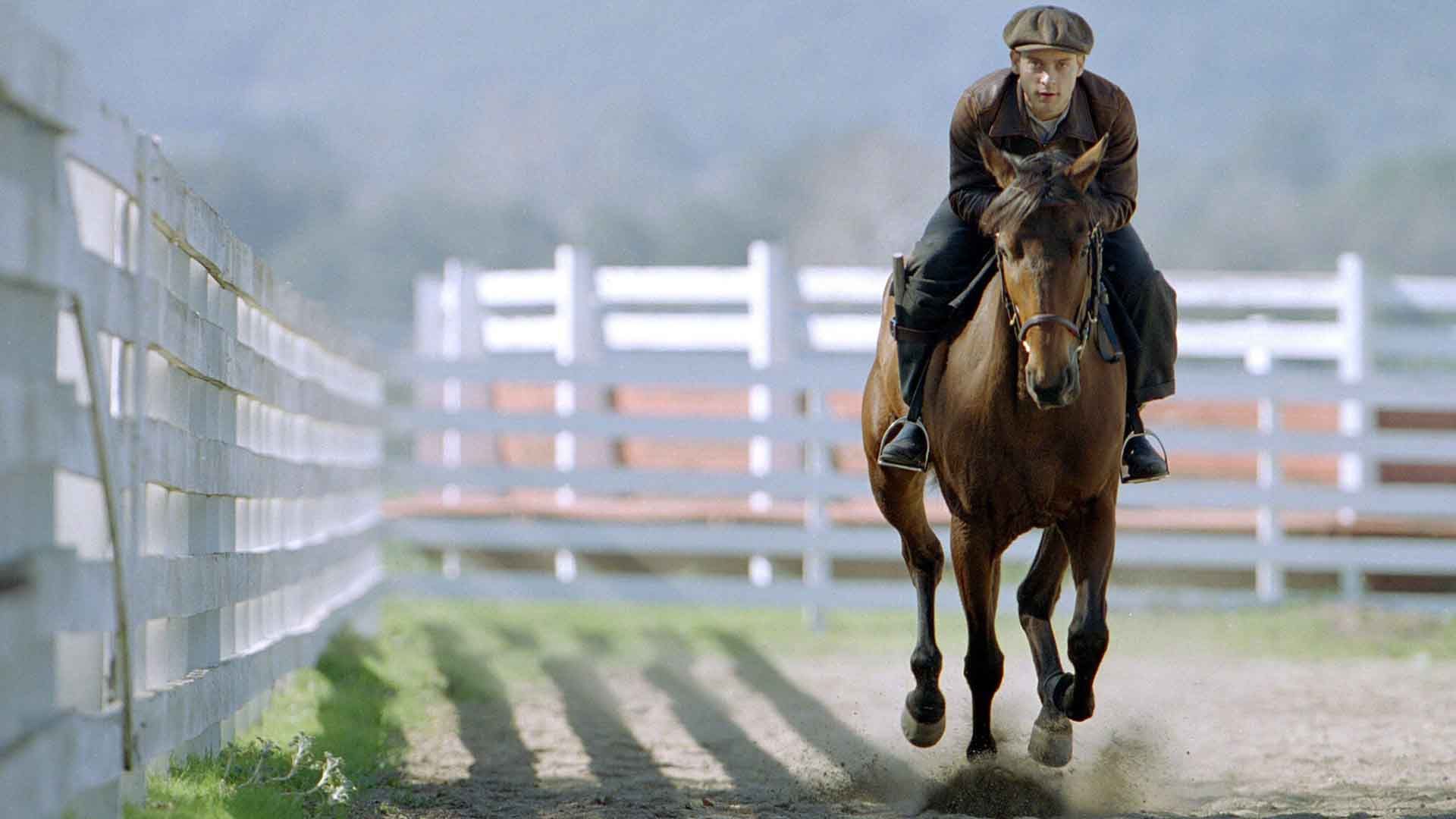 توبی مگوایر در حال اسب‌سواری در فیلم Seabiscuit