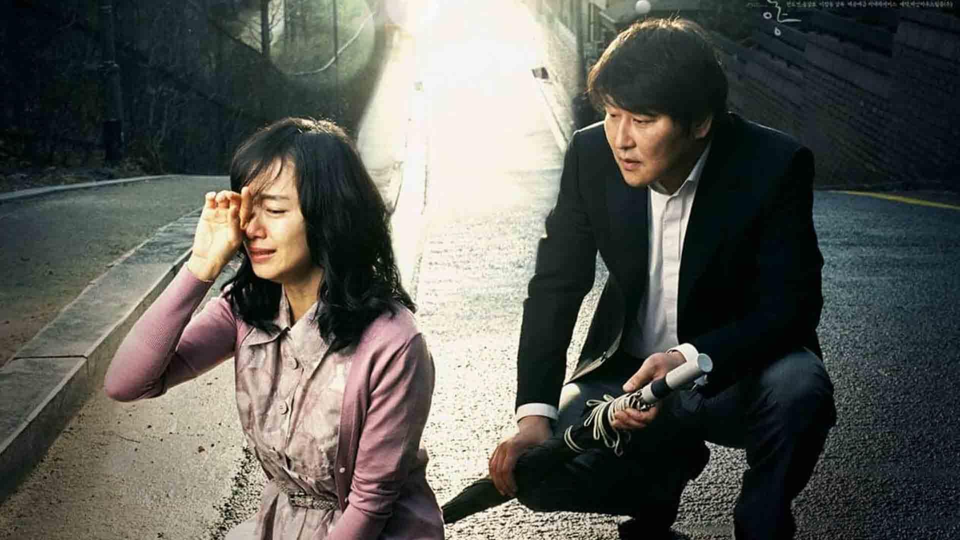 دو بازیگر اصلی فیلم Secret Sunshine کف جاده نشسته‌اند